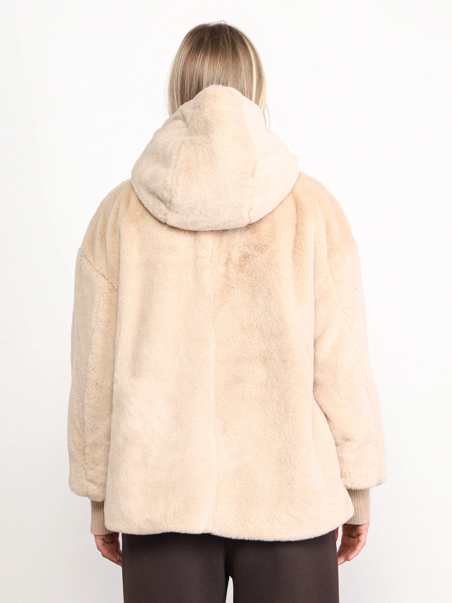 Куртка бежевого цвета с капюшоном